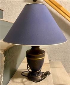 Abbildung: Blaue Tischlampe