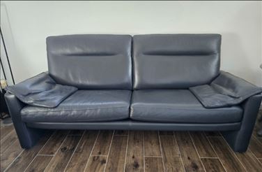 Abbildung: 2 Leder Sofas zu verschenken