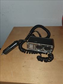 Abbildung: USB-Ladegerät für den Zigarettenanzünder im Auto.