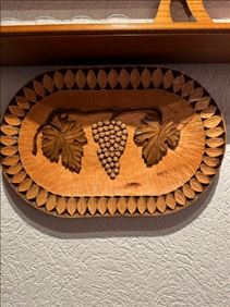 Abbildung: Wantteller , Zinnbecher mit Regal