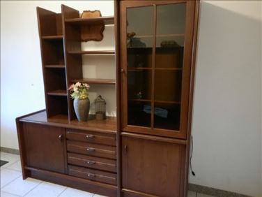 Abbildung: Schrank Esszimmer Nussbaum