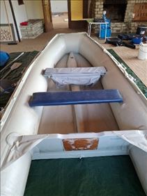Abbildung: Schlauchboot mit 25 PS Johnson Motor 